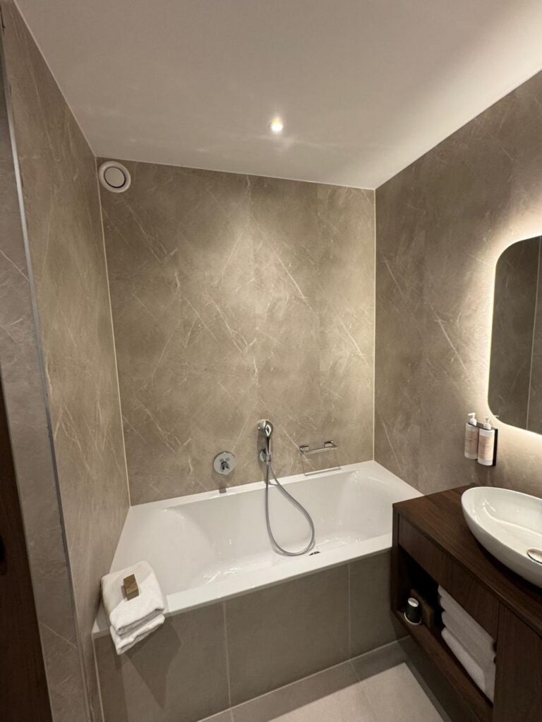 Hotelbadkamer met Aqua Composite Panels in Marble Beige