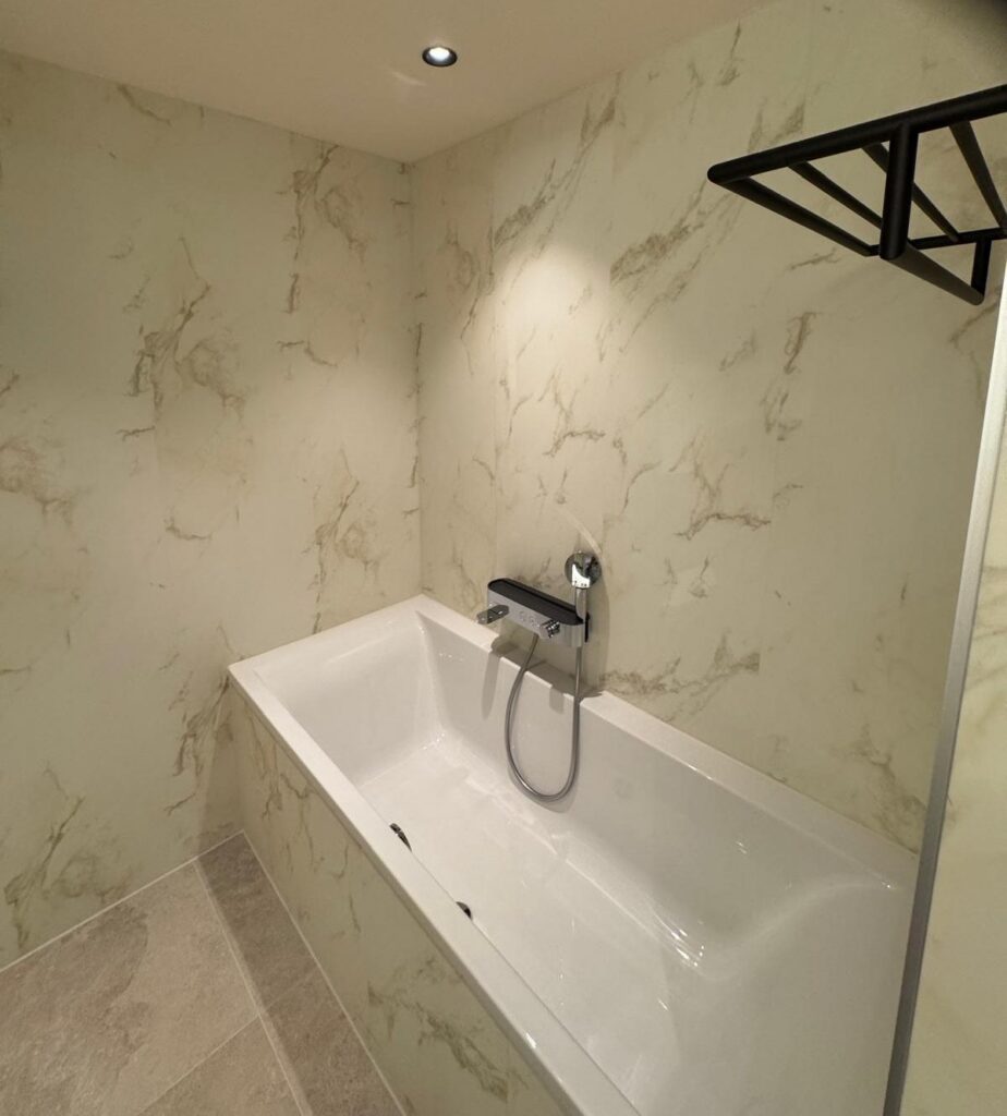 Hotelbad met wanden van Aqua Composite Panels in Marmo Oro