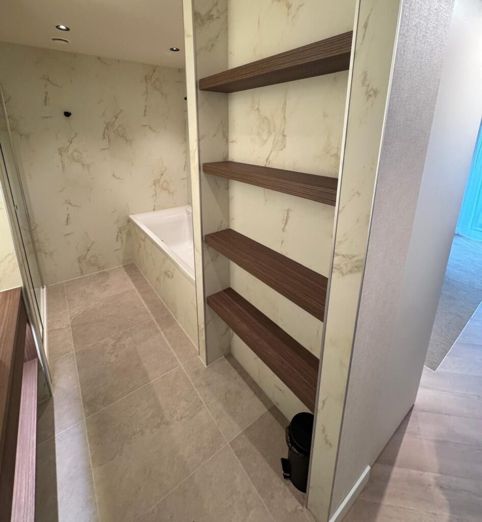 Hotelbadkamer met nis en bad, wanden in Aqua Composite Panels Marmo Oro