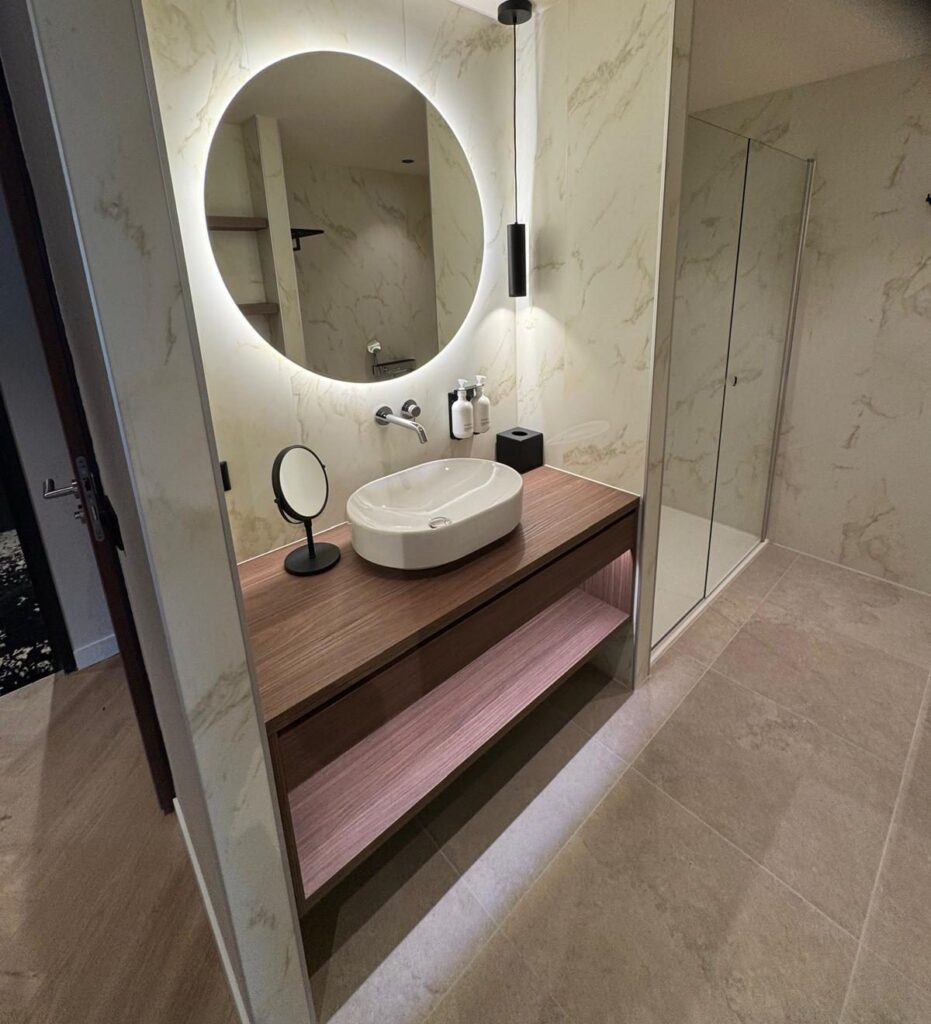 Hotelbadkamer met wastafelmeubel en Aqua Composite Panels in Marmo Oro