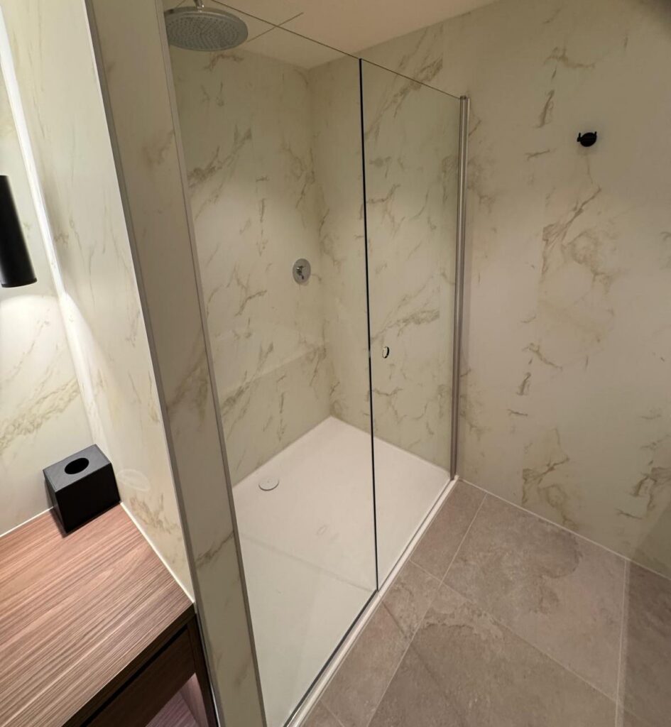 Inloopdouche in hotel met Aqua Composite Panels in Marmo Oro