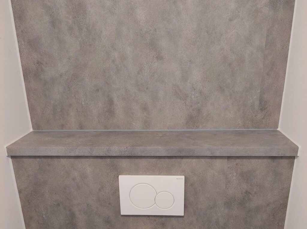 Toilet met Aqua Composite Panels in Concrete Dark en bijpassende plank