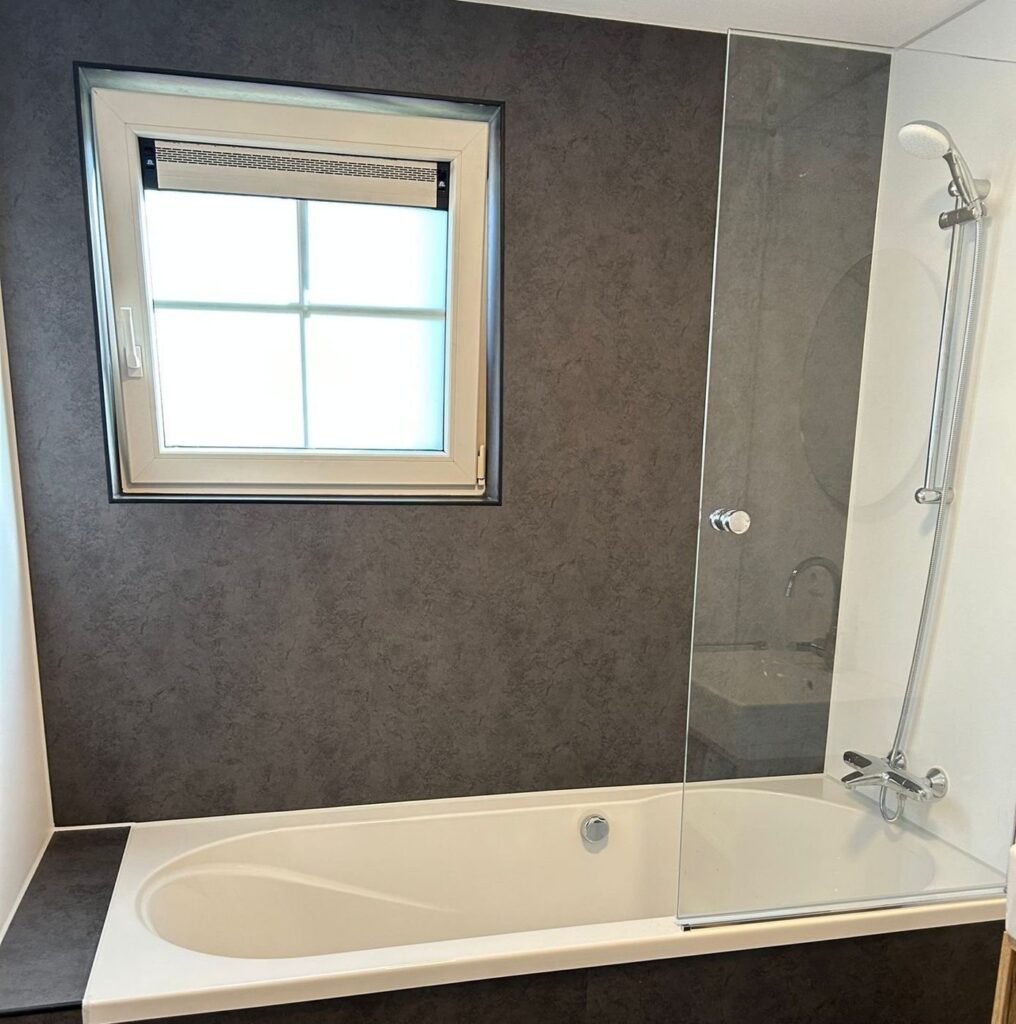 Badkamer in vakantiepark met Aqua Composite Panels in Anthracite Stone