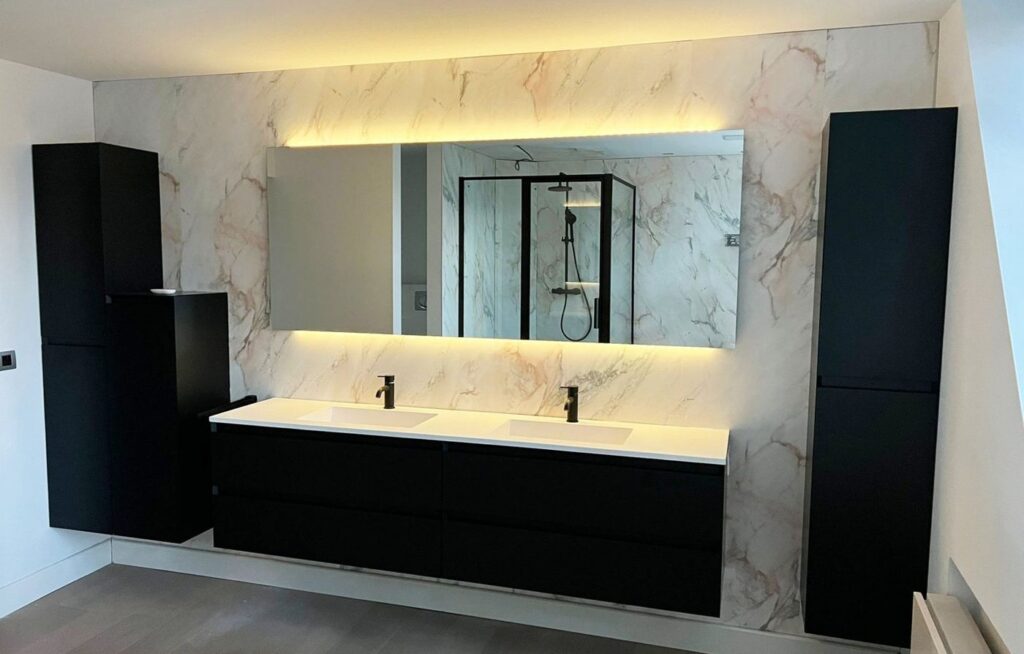 Badkamer met Aqua Composite Panels in Marmo Luce