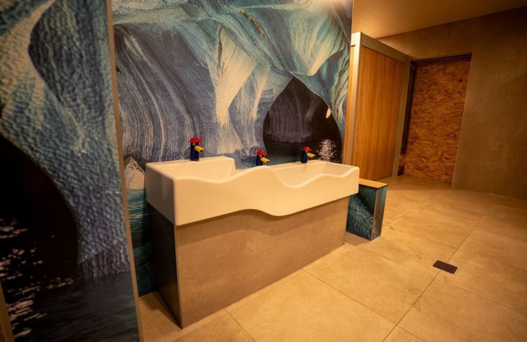 Wasruimte in vakantiepark met Aqua Composite Digi-panels Ice Cave