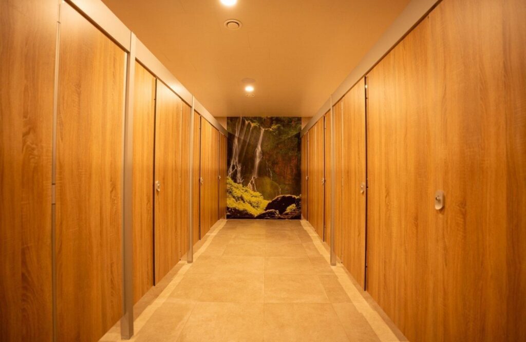 Sanitairgebouw in vakantiepark met Digi-panel Forest Waterfall