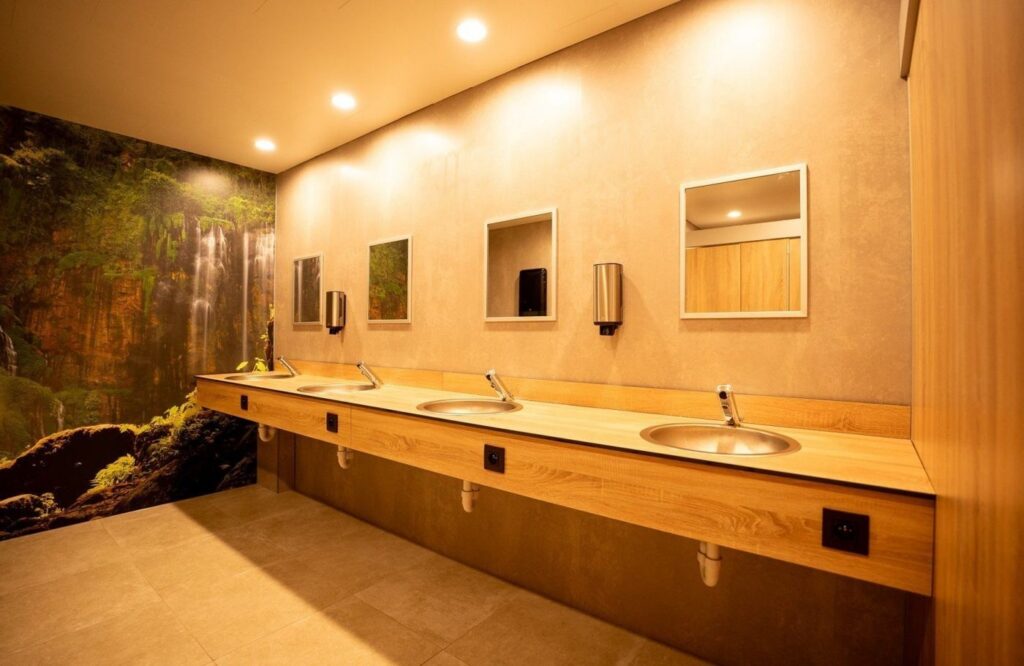 Wastafels in vakantiepark met Aqua Composite Panels en Digi-panel Forest Waterfall
