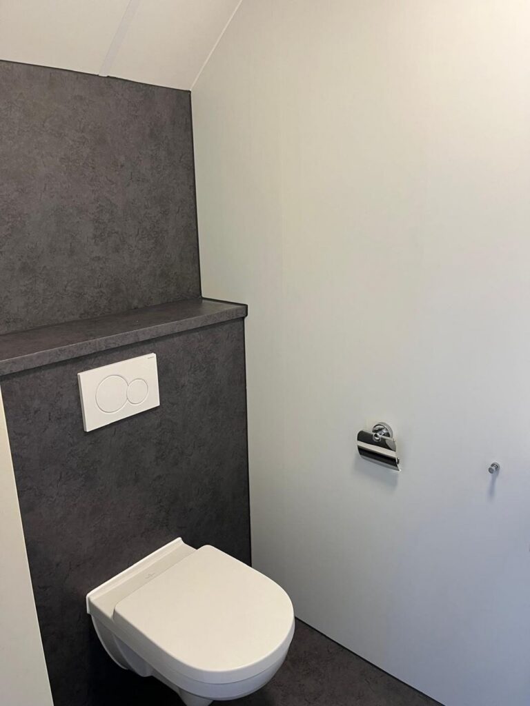Toilet in vakantiepark met Aqua Composite Panels in Anthracite Stone en Matt White