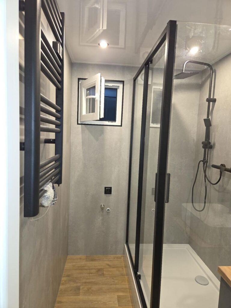 Douche met Aqua Composite Panels in betonlook
