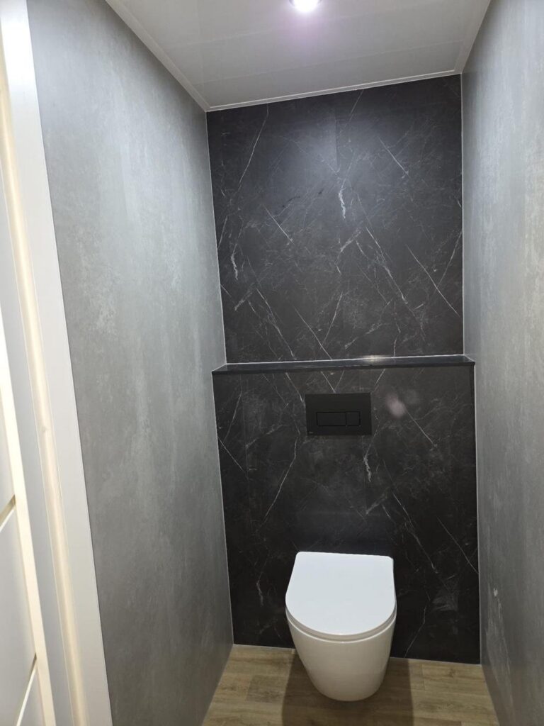 Toilet met Aqua Composite Panels in donker marmer en betonlook